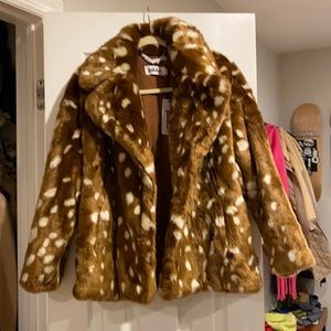 Jakke Deer printer fur coat. NWT